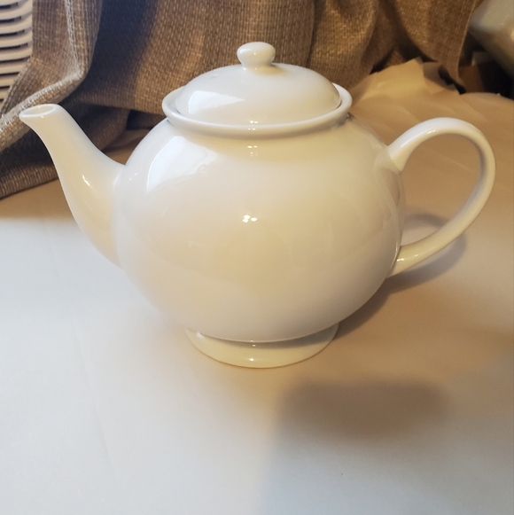 PottreyBarn Great White Tea Pot. Ceramic - Picture 1 of 8